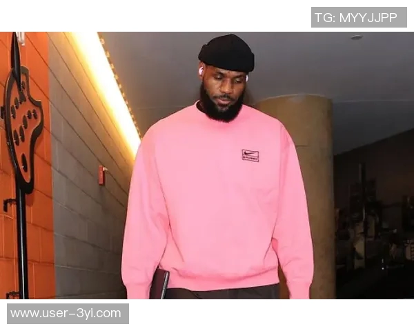 开拓者主场迎战湖人球员赛前时尚穿搭引关注小杨夹克搭配粉色小书包